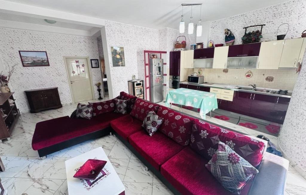 Affittiamo appartamento 1+1 piano villa nella zona 5 maggio   