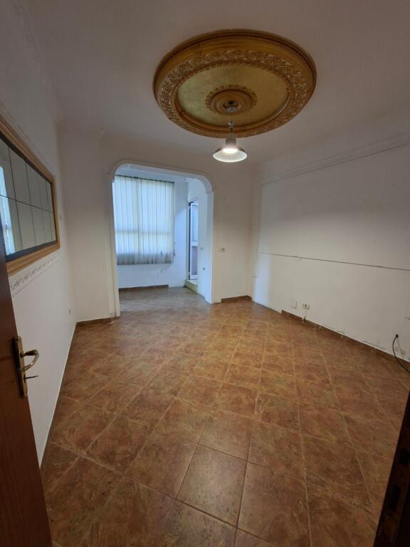 ZYRE ME QIRA 142 M2 PRANE GJYKATES ( ISH EKSPOZITA ) 1000 EURO