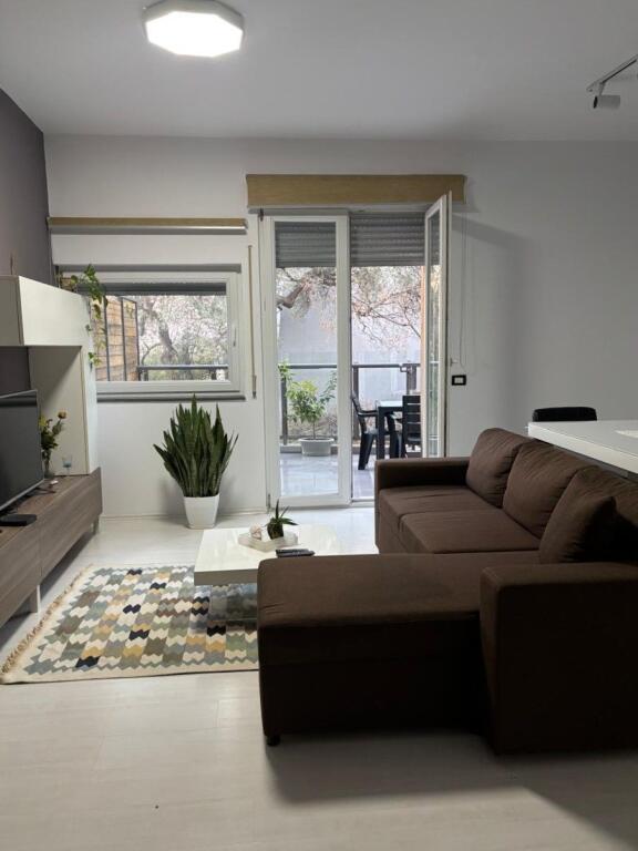 APARTAMENT ME QIRA 1+1 + POST PARKIM –TEK KOPSHTI ZOOLOGJIK &amp; BOTANIK!