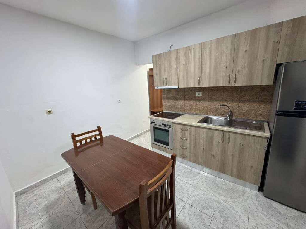 🏢Ne zonen e Selites prane Market COOP jepet me qera apartament 1+1,i mobiluar 45,000Leke