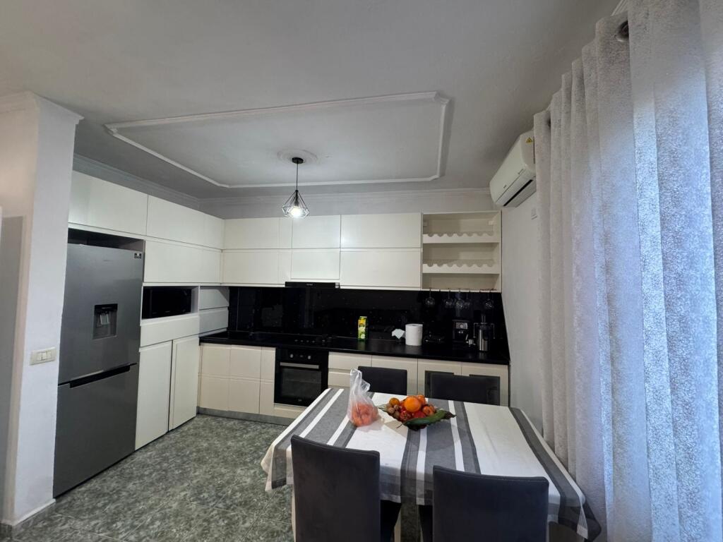 EKSKLUZIVE Vilë 2-katëshe për shitje – Mundësi ideale banimi dhe investimi  Shitet vilë moderne 2-katëshe, e organizuar në mënyrë funksionale, e përshtatshme për familje ose për përdorim si dy njësi banimi të ndara. Vila ndodhet në një zonë të qetë dhe ofron hapësira komode si brenda ashtu edhe jashtë.  Sipërfaqe trualli: 180 m²  Sipërfaqe ndërtimi: 150 m²  Oborr privat me mundësi parkimi për 2 automjete  Organizimi i ambienteve:  🔹 Kati i parë  Sallon i bollshëm  Kuzhinë funksionale  Dhomë gjumi  Tualet  🔹 Kati i dytë  Sallon i ndriçuar natyralisht  Kuzhinë  Dhomë gjumi  Tualet  Verandë komode  Ballkon me pamje të hapur  Vila ofron organizim praktik, ndriçim natyral dhe hapësira të jashtme që rrisin komoditetin e jetesës. Ideale për banim familjar ose për investim në tregun e qirave.  📍 Një zgjedhje perfekte për ata që kërkojnë rehati, privatësi dhe funksionalitet.