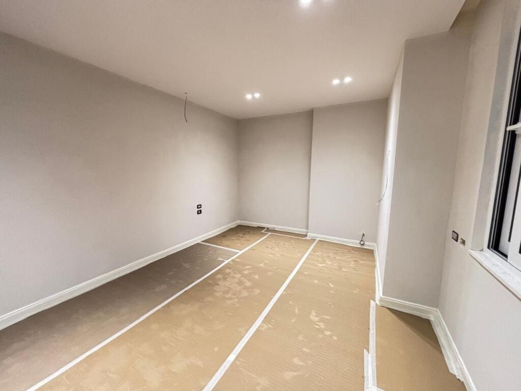 Zyre Me Qera Tek Ish-Ekspozita (ID BZ2675) Tirane