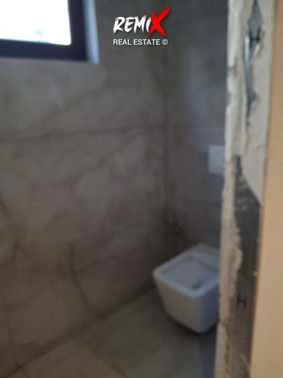 JEPET ME QERA AMBJENT BIZNESI BUZE RRUGE NE QENDER , DURRES