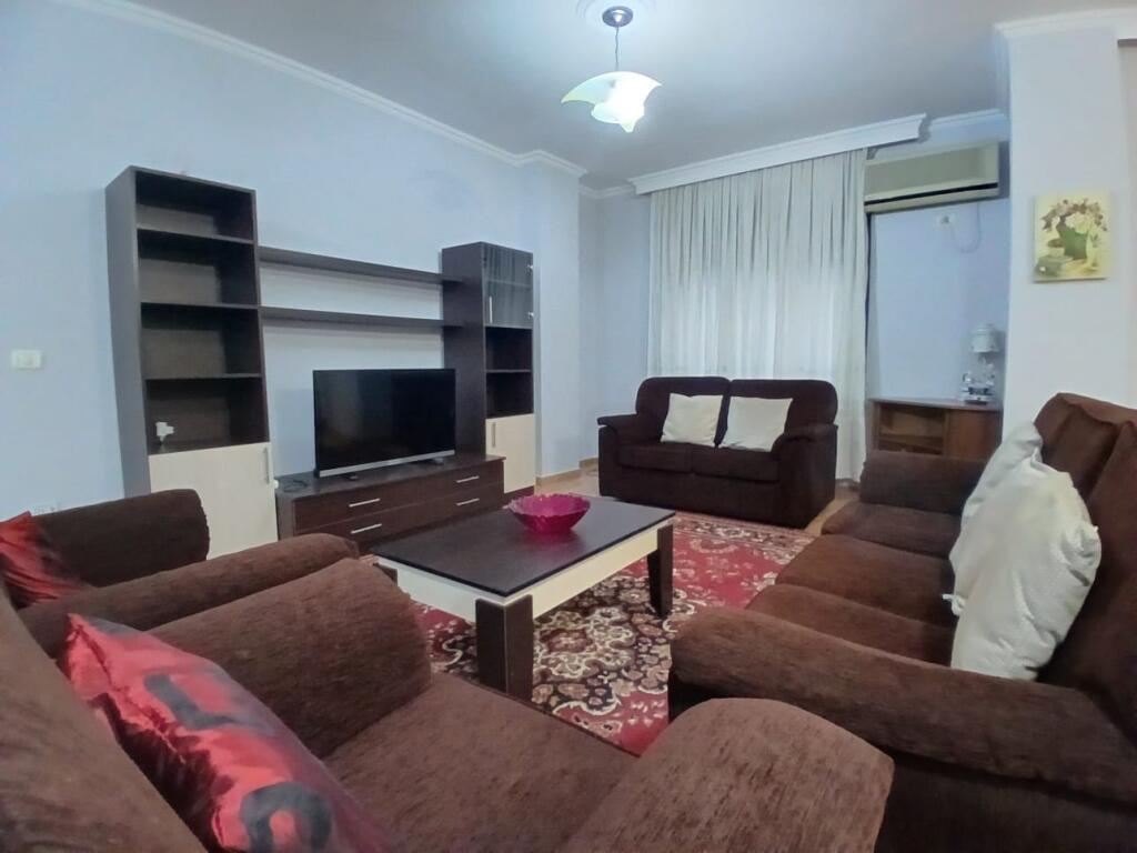 2+1 arredato a roza blu strada di Kavaja, prezzo 650 euro