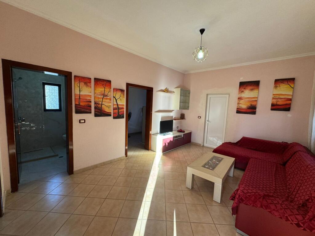 EKSKLUZIVE Vilë 2-katëshe për shitje – Mundësi ideale banimi dhe investimi  Shitet vilë moderne 2-katëshe, e organizuar në mënyrë funksionale, e përshtatshme për familje ose për përdorim si dy njësi banimi të ndara. Vila ndodhet në një zonë të qetë dhe ofron hapësira komode si brenda ashtu edhe jashtë.  Sipërfaqe trualli: 180 m²  Sipërfaqe ndërtimi: 150 m²  Oborr privat me mundësi parkimi për 2 automjete  Organizimi i ambienteve:  🔹 Kati i parë  Sallon i bollshëm  Kuzhinë funksionale  Dhomë gjumi  Tualet  🔹 Kati i dytë  Sallon i ndriçuar natyralisht  Kuzhinë  Dhomë gjumi  Tualet  Verandë komode  Ballkon me pamje të hapur  Vila ofron organizim praktik, ndriçim natyral dhe hapësira të jashtme që rrisin komoditetin e jetesës. Ideale për banim familjar ose për investim në tregun e qirave.  📍 Një zgjedhje perfekte për ata që kërkojnë rehati, privatësi dhe funksionalitet.