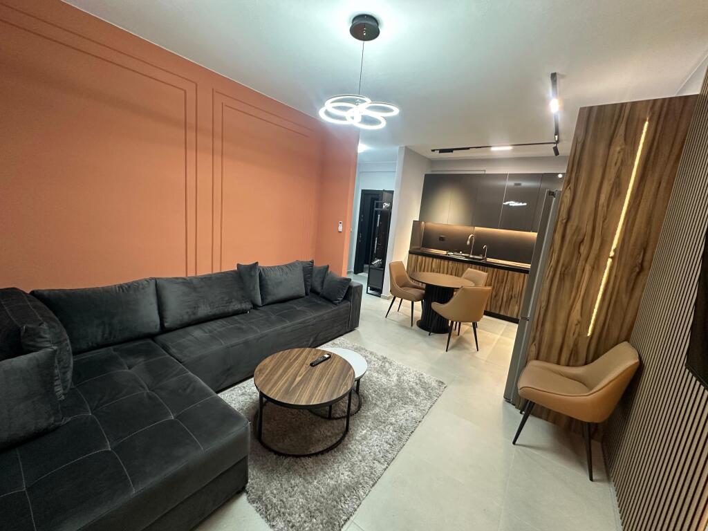 📣 AFFITTASI SUPER APPARTAMENTO 1+1 + parcheggio 📍 Green City Residence, Astir ✨  🏢 Edificio nuovo e di qualità 🛋️ Completamente arredato con architetto, in stile contemporaneo  💶 Prezzo: 650€/ mese