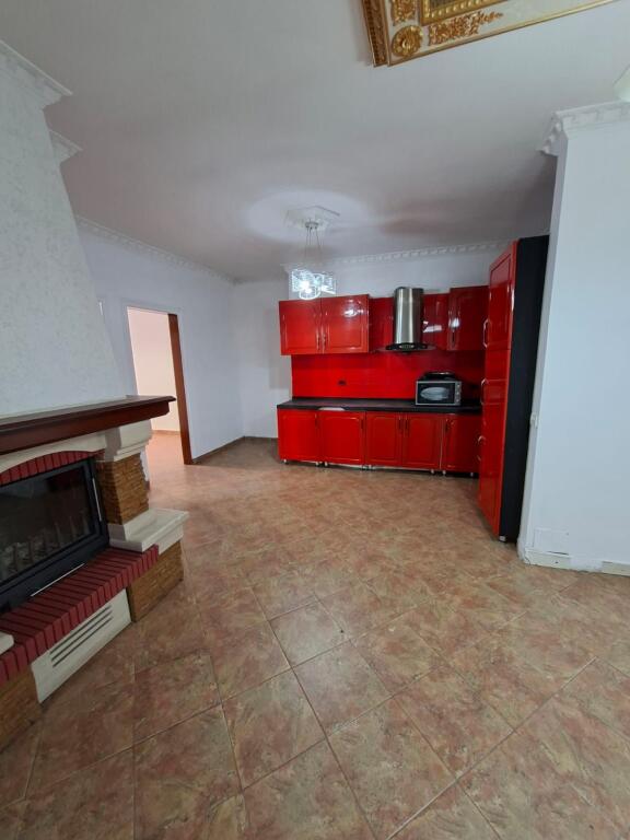 ZYRE ME QIRA 142 M2 PRANE GJYKATES ( ISH EKSPOZITA ) 1000 EURO