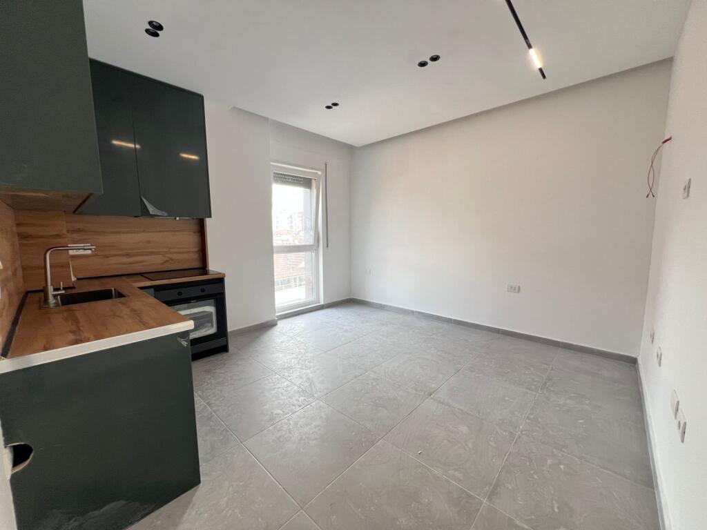 Jepet garsoniere me qira në zonën 5 Maj – Gati për Banim!