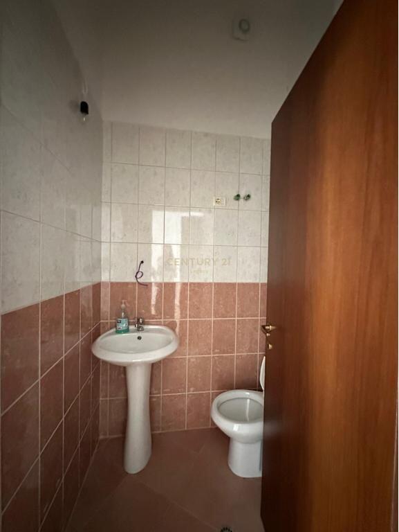 Locale commerciale (negozio) in affitto nella zona di Fresku 480 € /Mese