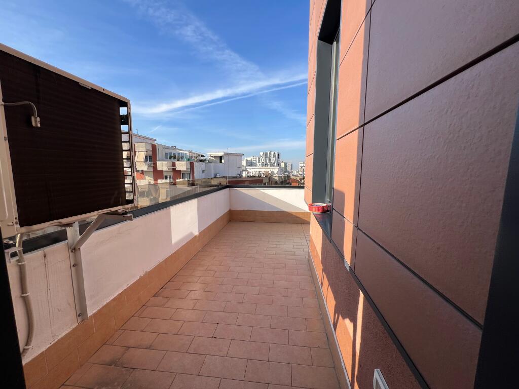 Affitto, Appartamento 1+1+ posto auto Via delle Barricate Vicino al liceo Sami Frasheri