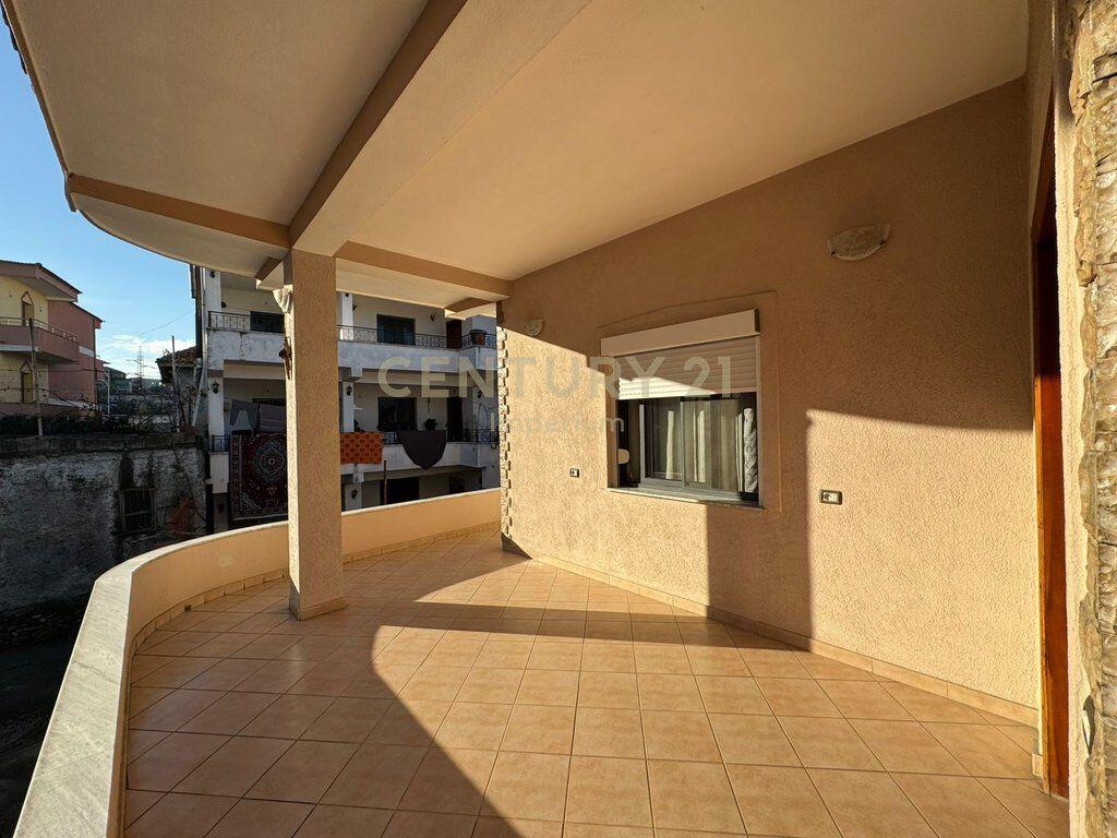 Two-storey villa for sale in Misto Mame