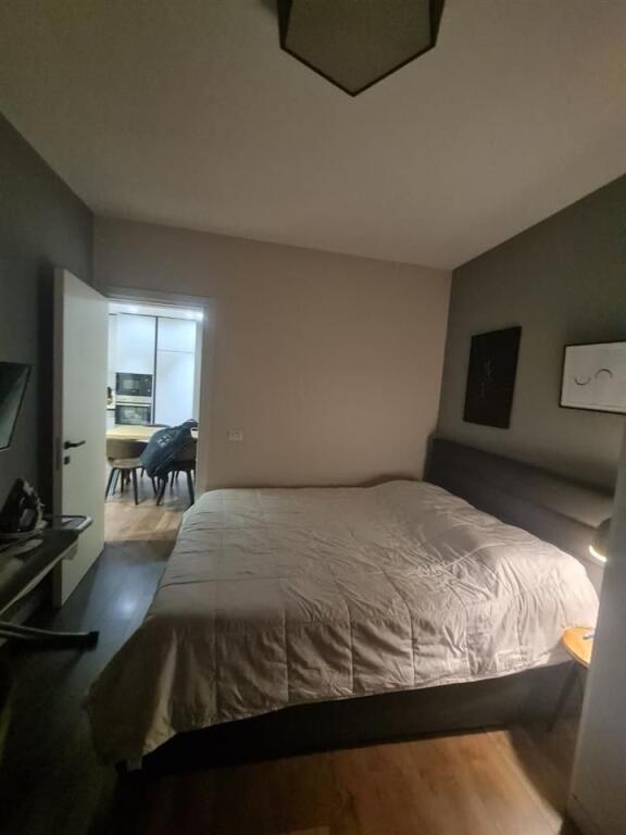 Jepet me qera apartamenti i sapomobiluar 1+1 , Rruga Thoma Koxhaj , Yzberisht , Cmimi: 500 mije leke