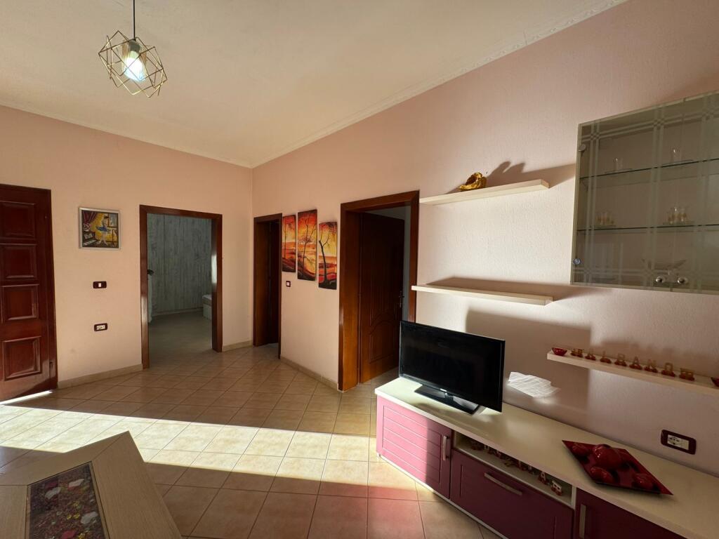 EKSKLUZIVE Vilë 2-katëshe për shitje – Mundësi ideale banimi dhe investimi  Shitet vilë moderne 2-katëshe, e organizuar në mënyrë funksionale, e përshtatshme për familje ose për përdorim si dy njësi banimi të ndara. Vila ndodhet në një zonë të qetë dhe ofron hapësira komode si brenda ashtu edhe jashtë.  Sipërfaqe trualli: 180 m²  Sipërfaqe ndërtimi: 150 m²  Oborr privat me mundësi parkimi për 2 automjete  Organizimi i ambienteve:  🔹 Kati i parë  Sallon i bollshëm  Kuzhinë funksionale  Dhomë gjumi  Tualet  🔹 Kati i dytë  Sallon i ndriçuar natyralisht  Kuzhinë  Dhomë gjumi  Tualet  Verandë komode  Ballkon me pamje të hapur  Vila ofron organizim praktik, ndriçim natyral dhe hapësira të jashtme që rrisin komoditetin e jetesës. Ideale për banim familjar ose për investim në tregun e qirave.  📍 Një zgjedhje perfekte për ata që kërkojnë rehati, privatësi dhe funksionalitet.