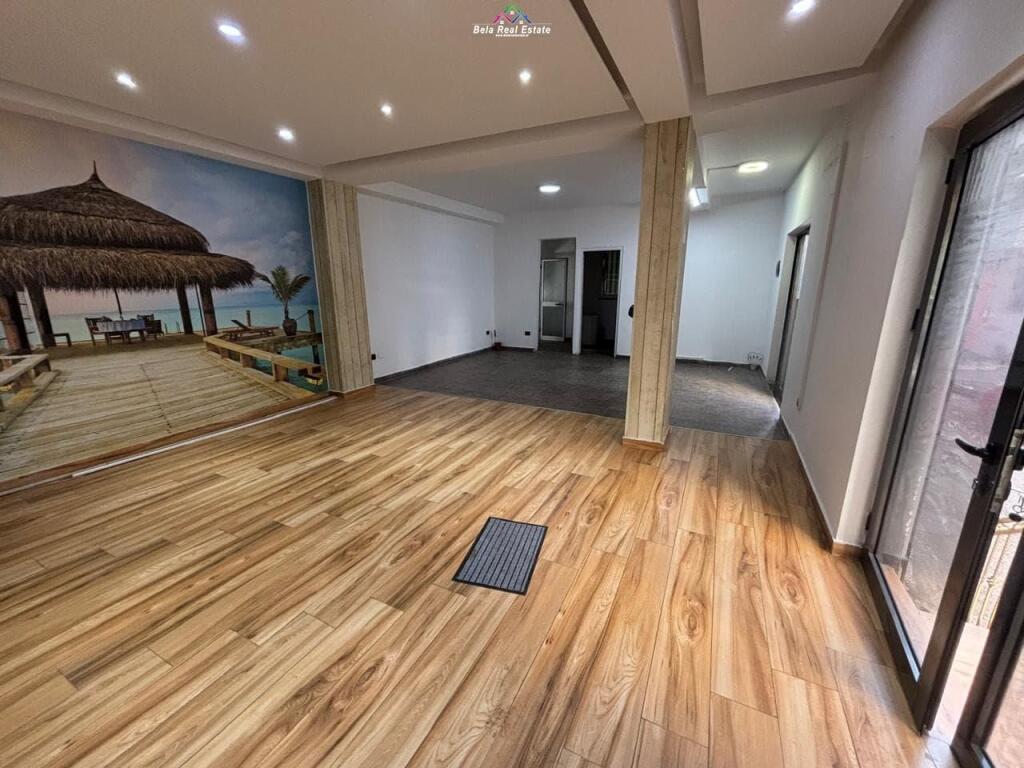 Zyre Me Qera Tek Zogu i Zi (ID BZ2774) Tirane