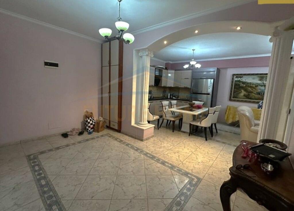 Shitet, Apartament 3+1+2, Rruga Kongresi Manastirit, Tirane.