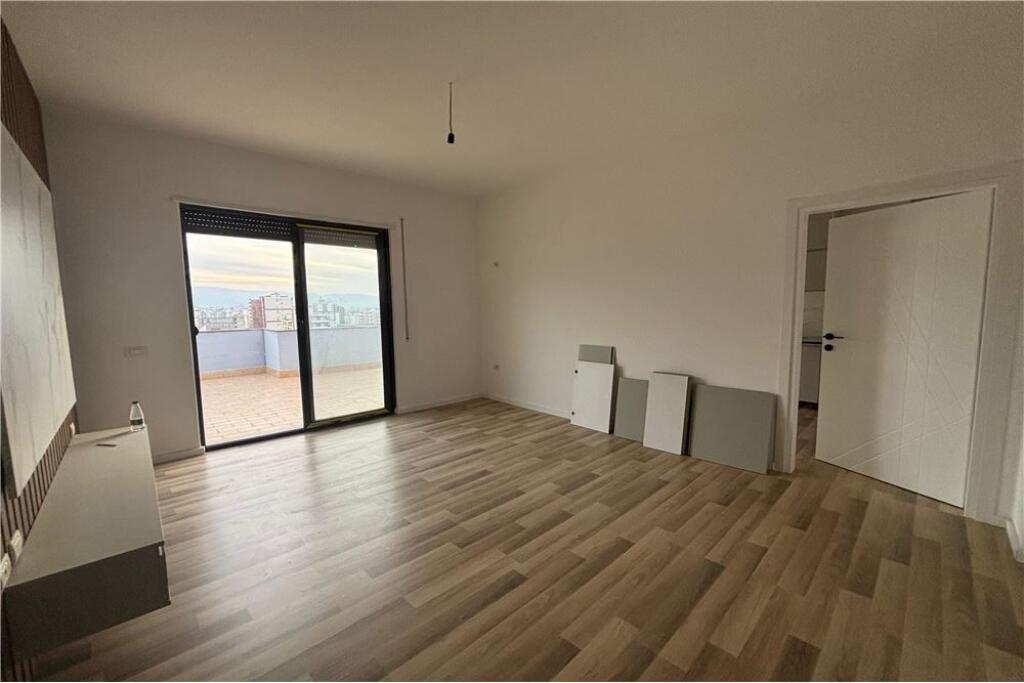 Penthouse per Shitje, Vlorë