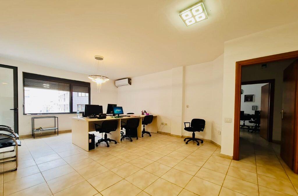 APPARTAMENTO 4+1+2 VUOTO-PER UFFICI!