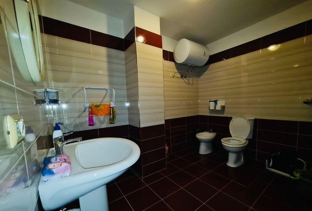 APPARTAMENTO 4+1+2 VUOTO-PER UFFICI!