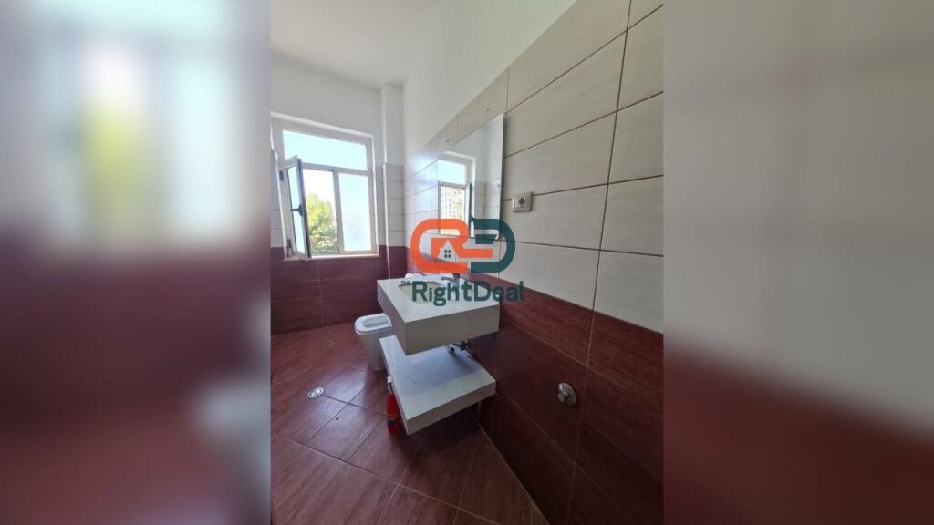 Tek Komuna E Parisit, Jepet Me Qira Ambient Biznesi, Me Lokacion Ideal!!!