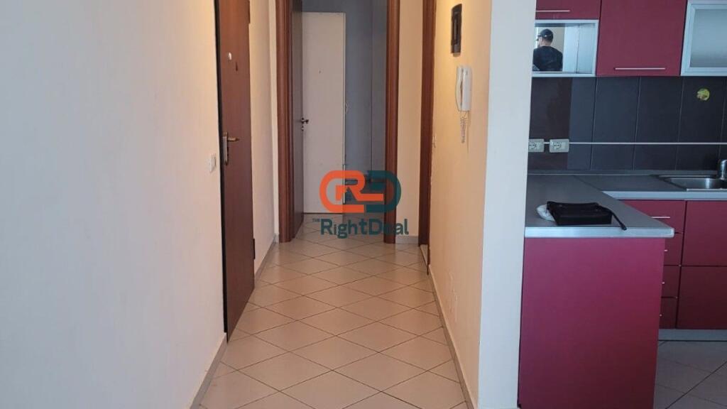 Tek Komuna E Parisit, Shitet Apartament 1+1 Me Planimteri Te Rregullt!!