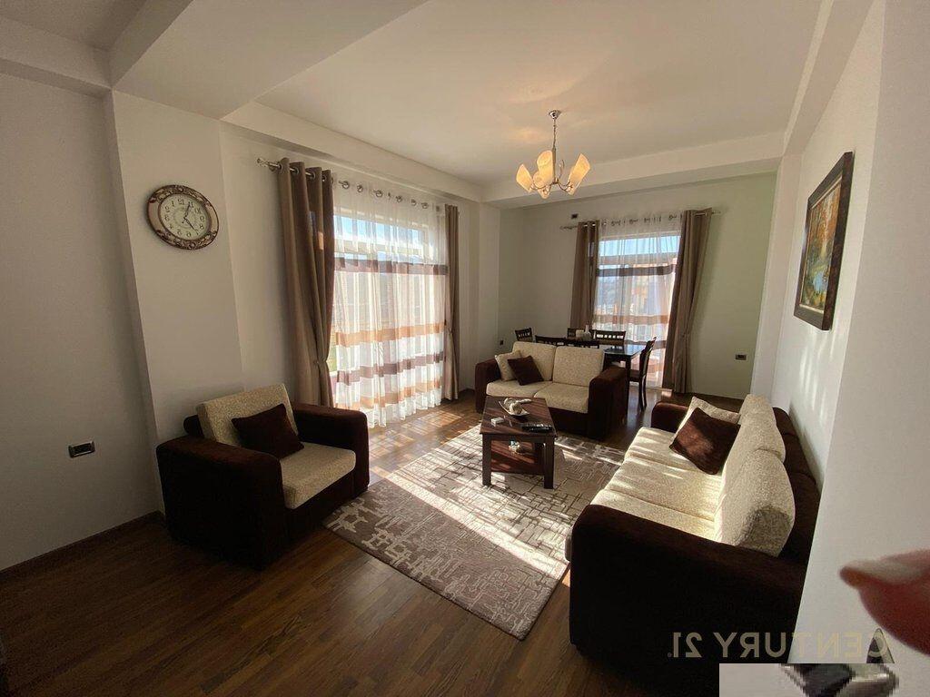 Shitet apartament 2+1+2 në zonën e Liqenit të Thatë