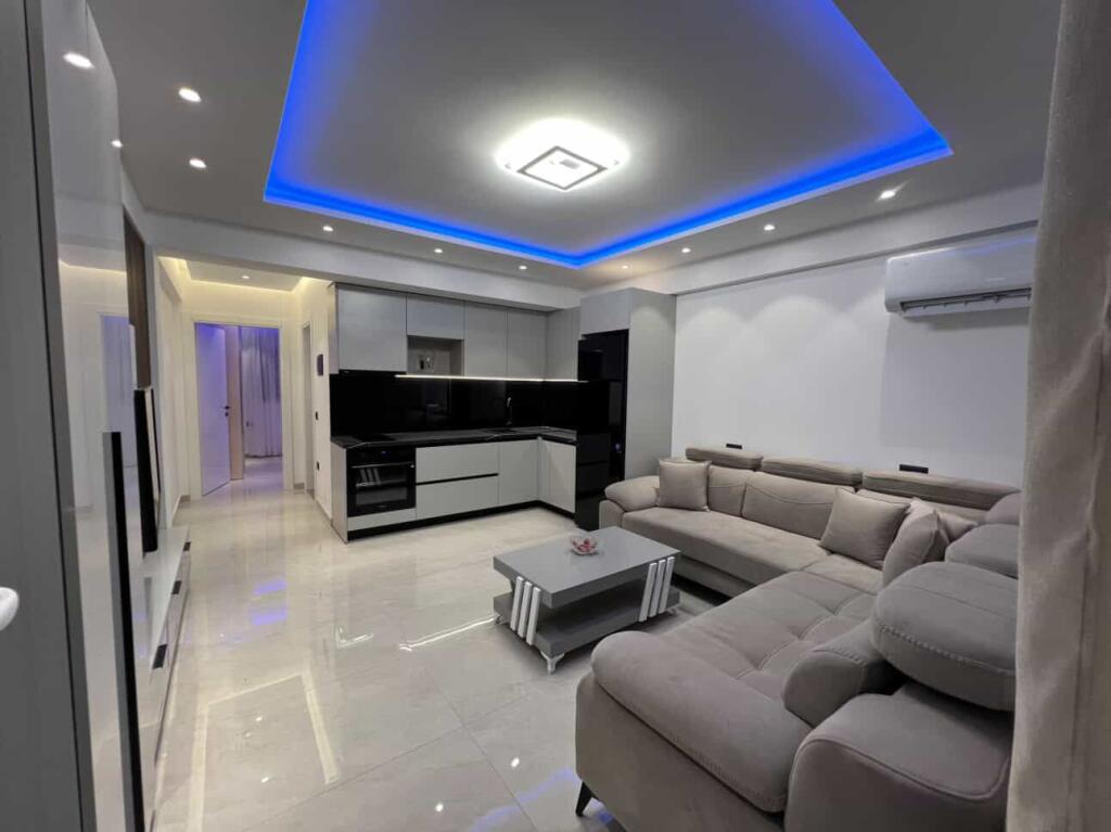 🏡  Jepet me Qira Apartament Super Luksoz – Kombinat ,Tiranë