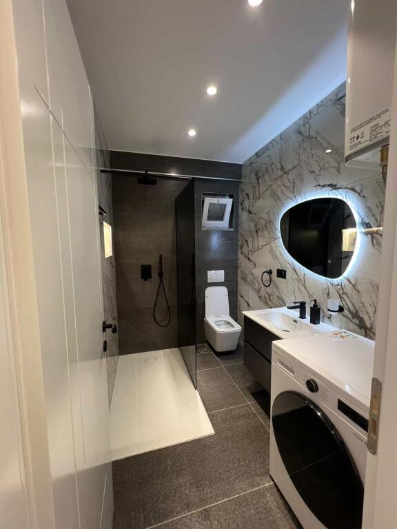 🏡  Jepet me Qira Apartament Super Luksoz – Kombinat ,Tiranë