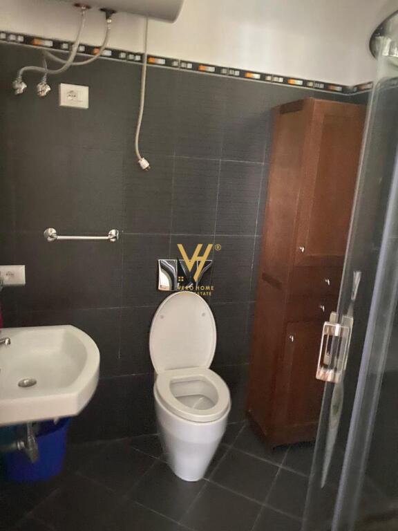 JEPET APARTAMENT 2+1+2+BLK ME QERA TE KOPSHTI ZOLOGJIK 1.100 EURO