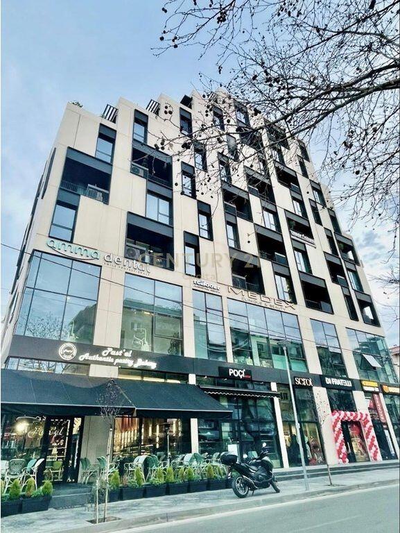 Apartament (Zyrë) për Shitje në zemër të Myslym Shyrit !