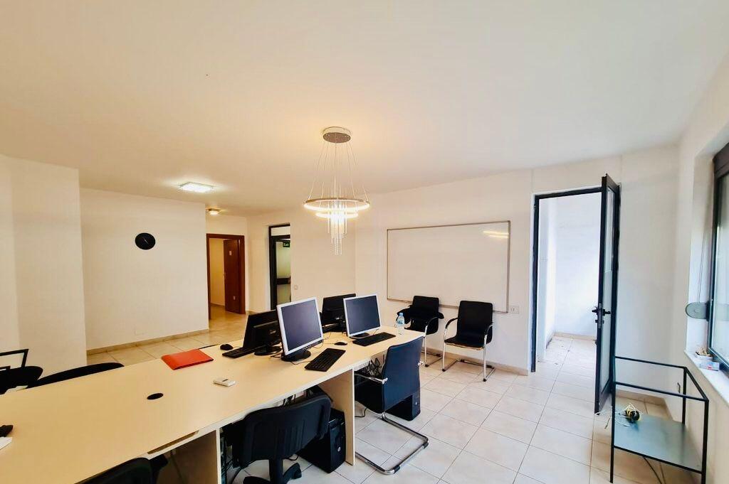 APPARTAMENTO 4+1+2 VUOTO-PER UFFICI!