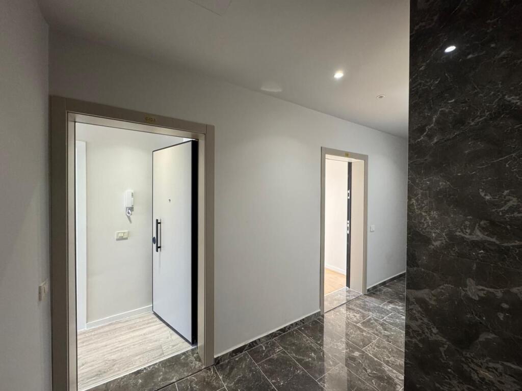 ✨ ME QIRA: Elite Office 🔷2+1+2wc &amp; 1 Ballkon + Post parkimi || ((📍Golden Tower - Mine Peza)) || 1,100€/Muaj