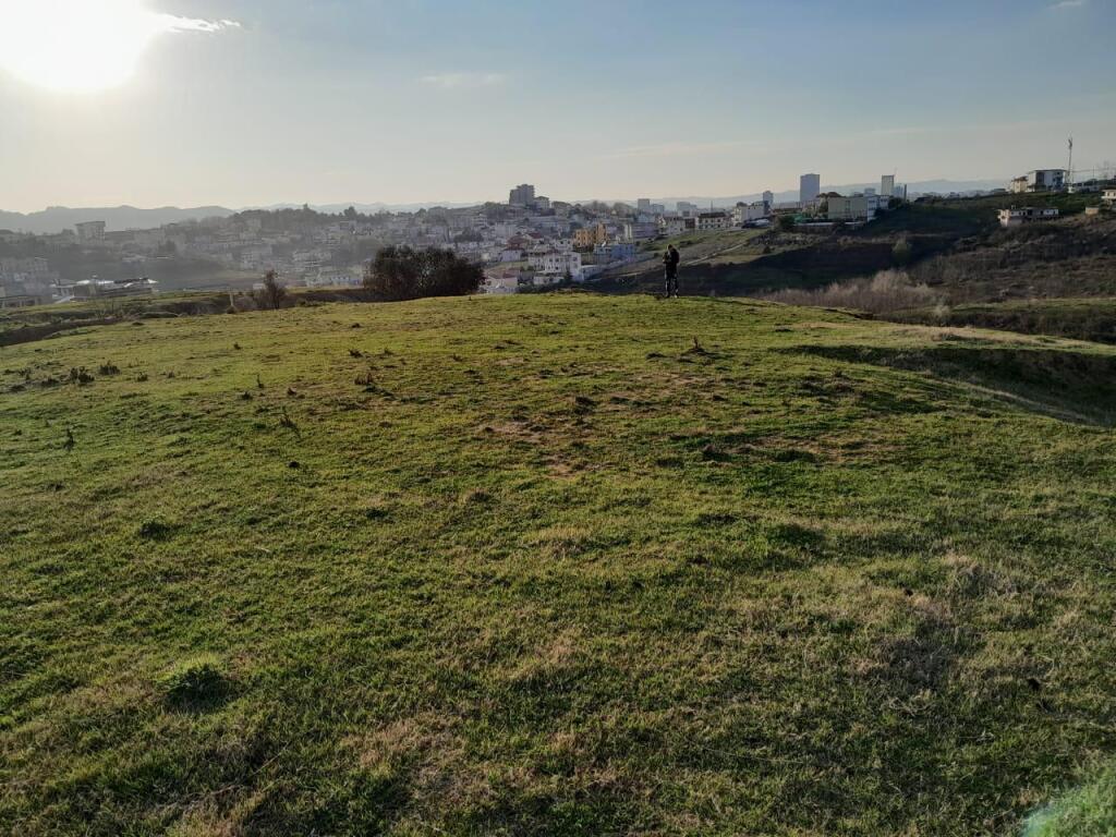 TOKE PER SHITJE PRANE LIQENIT TE FARKES. 1000M2 155,000 € Sip. Totale  1000m2