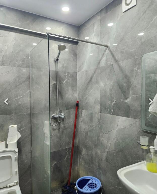 Jepet garsoniere me qera prane sheshit willson