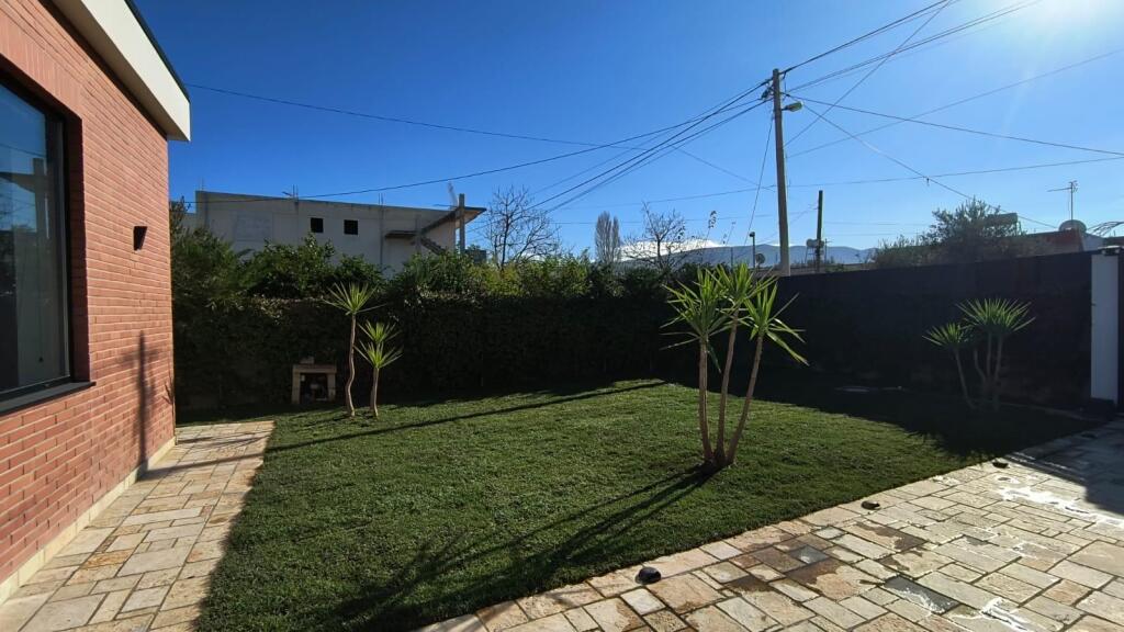 Vilë luksoze dhe shumë e bollshme në një zonë të qetë