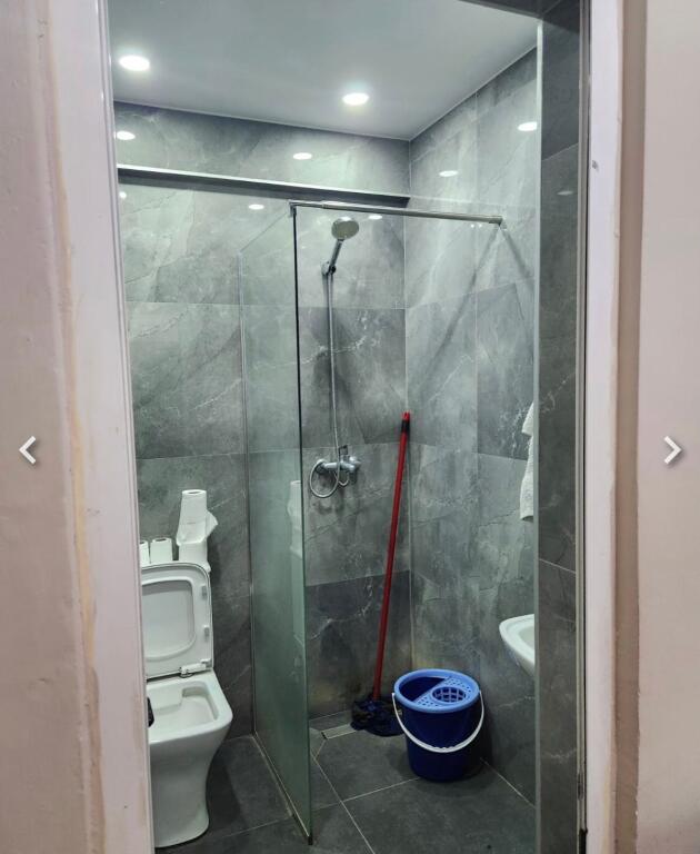 Jepet garsoniere me qera prane sheshit willson