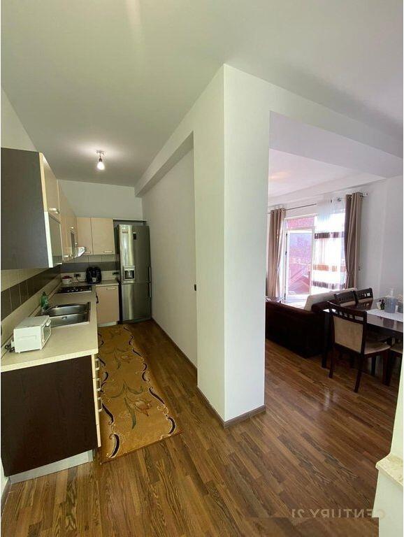 Shitet apartament 2+1+2 në zonën e Liqenit të Thatë
