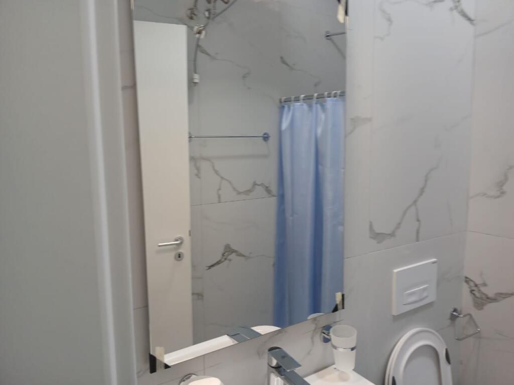 🏢In the Ali Demi area, the Mangalem Complex rents a 1+1 furnished apartment, 42,000 Lek