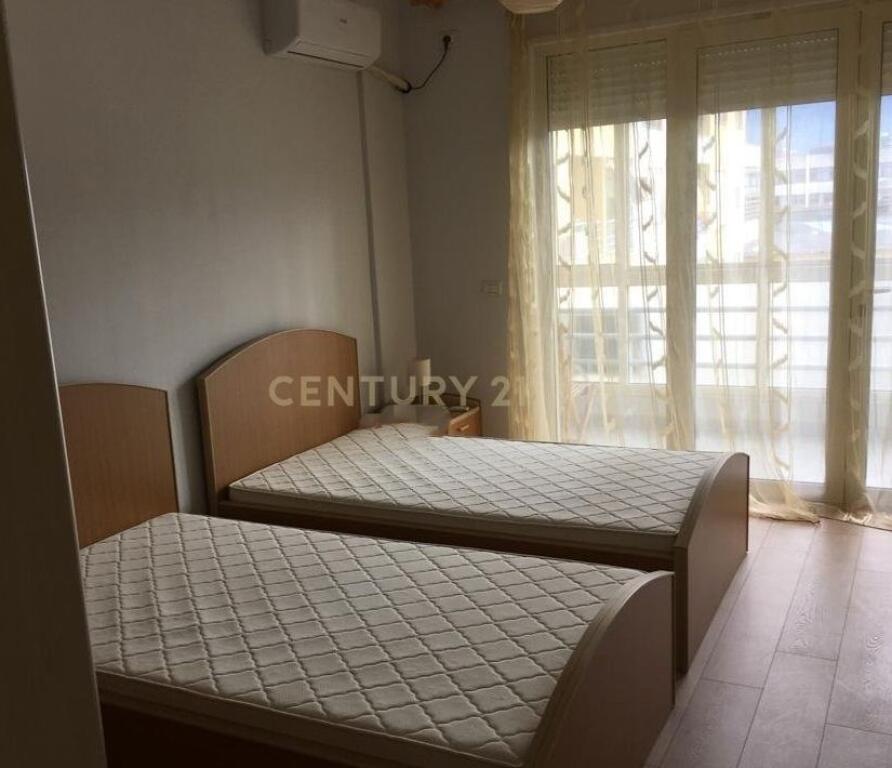 Vendiamo un appartamento in Via Karl Gega