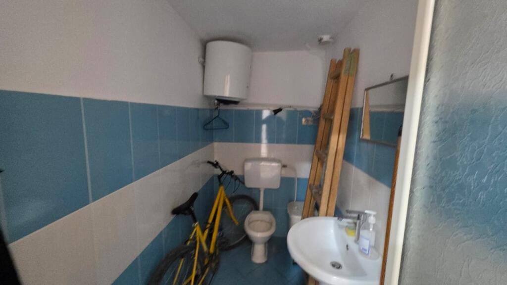 Dyqan / Berberane me Qera,Rruga e Çipajve, Vlorë