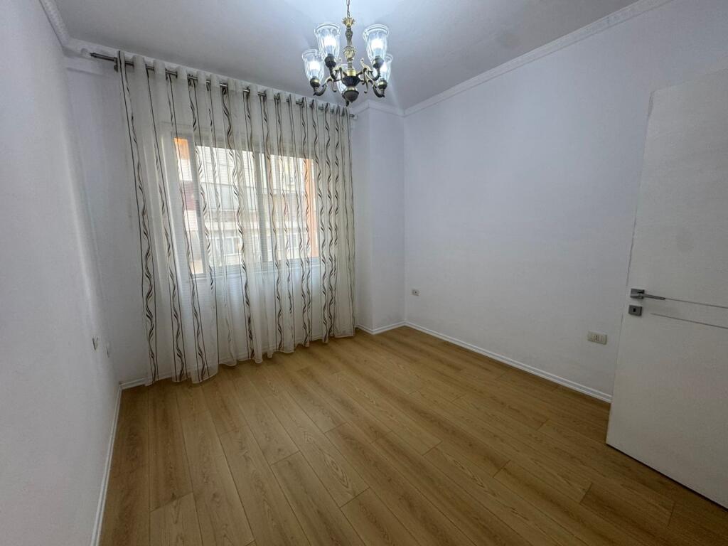 Apartament 2+1, Fresk!