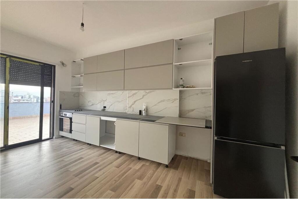 Penthouse per Shitje, Vlorë
