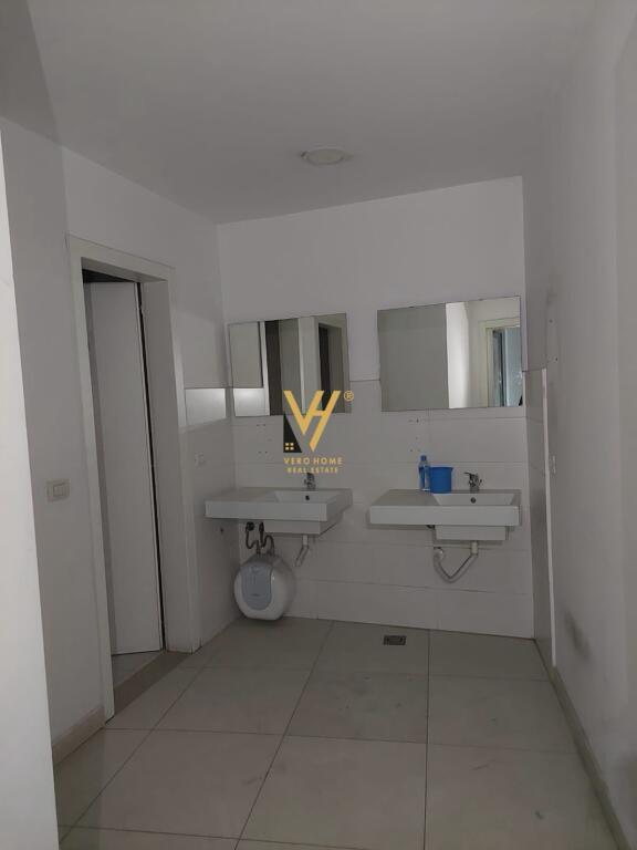 UFFICIO IN VENDITA 210 M2 IN VIA KAVAJA 650.000 EURO