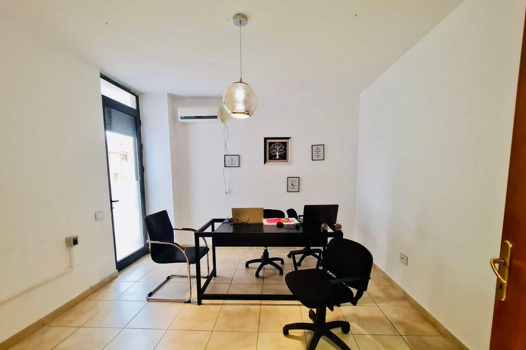 APPARTAMENTO 4+1+2 VUOTO-PER UFFICI!