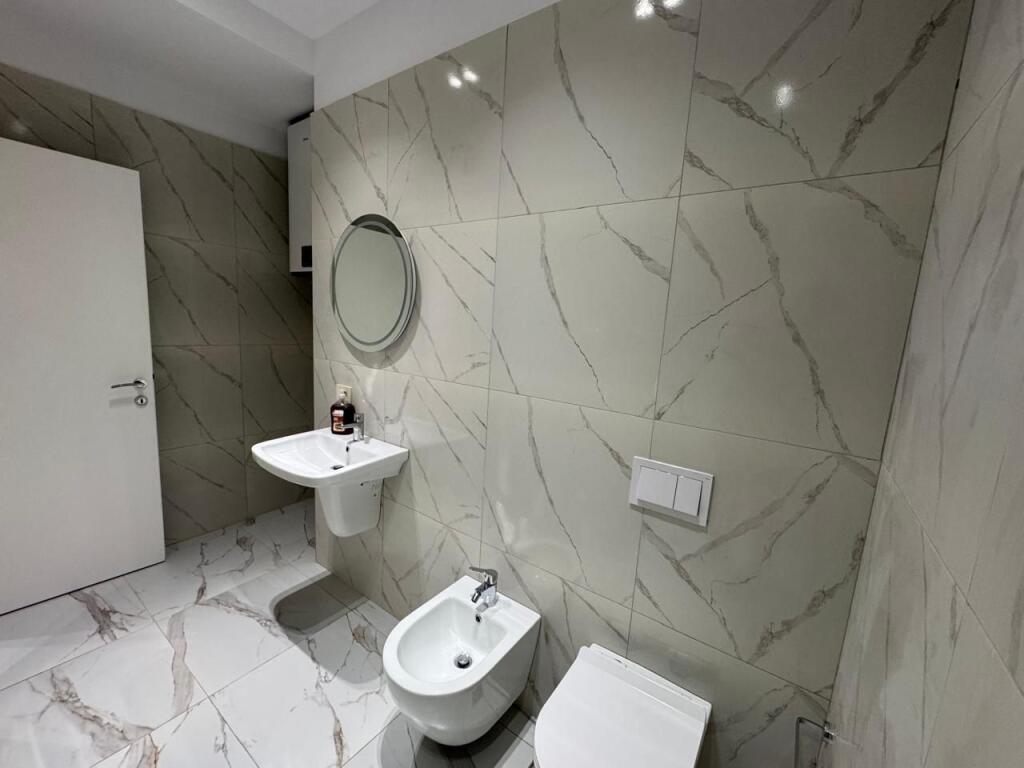 ✨ ME QIRA: Elite Office 🔷2+1+2wc &amp; 1 Ballkon + Post parkimi || ((📍Golden Tower - Mine Peza)) || 1,100€/Muaj