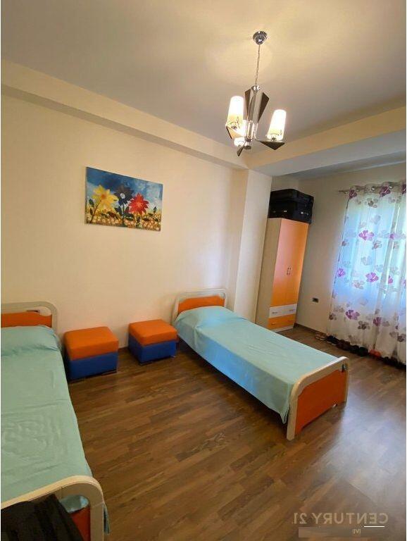 Shitet apartament 2+1+2 në zonën e Liqenit të Thatë