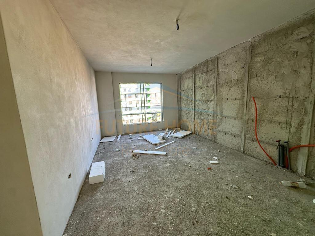 Shitet, Apartament 3+1, Rruga 5 Maji, Tiranë.