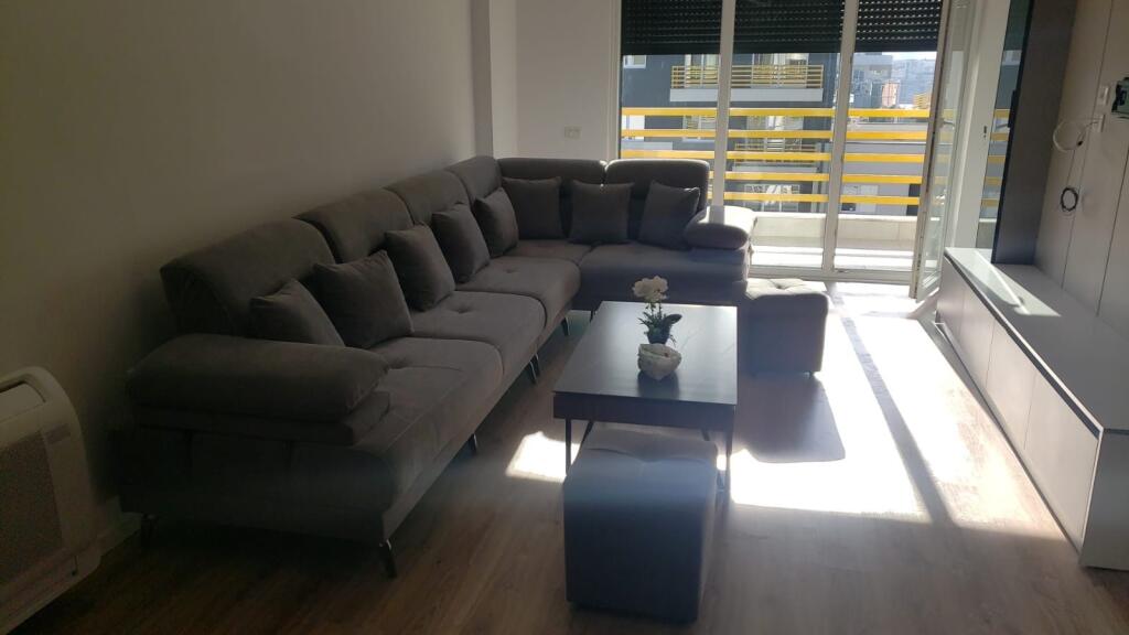 JEPET ME QIRA 2+1+1 rr.Dritan Hoxha Laprake 75.000 LEKE