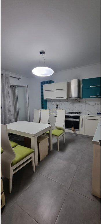 Jepen me qira dy katet e nje vile ne Fresk afer Rezidences Topi!