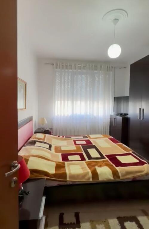 Shitet apartament 2+1+2 tek rrethi ne Astir