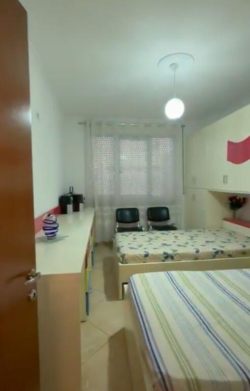 Shitet apartament 2+1+2 tek rrethi ne Astir
